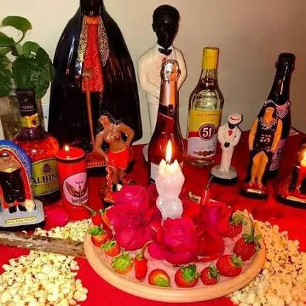 Altar com velas e elementos espirituais