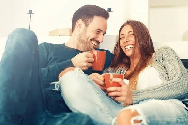 Casal em momento de carinho e conexão