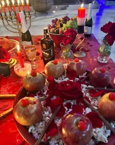 Arranjo ritualístico com flores, velas e frutas