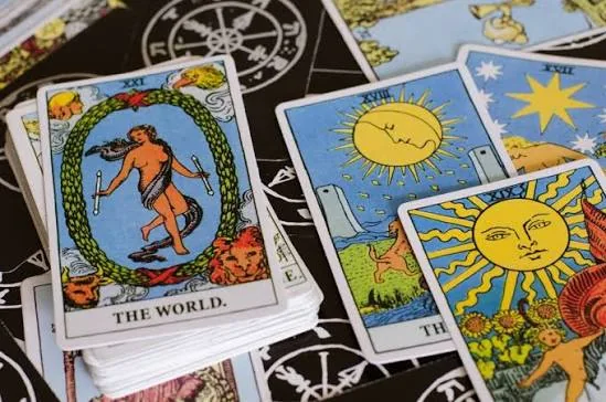 Cartas de tarô representando caminhos e possibilidades