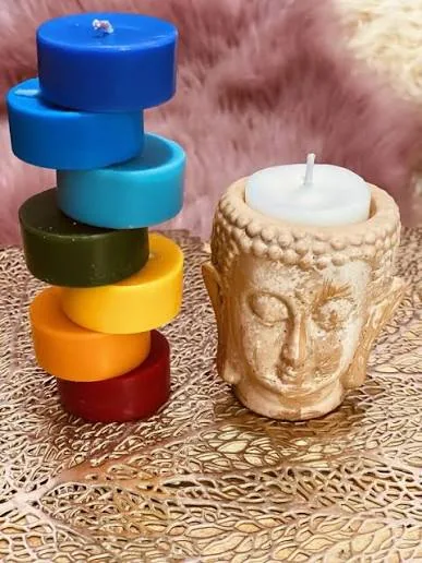 Velas coloridas representando equilíbrio e espiritualidade